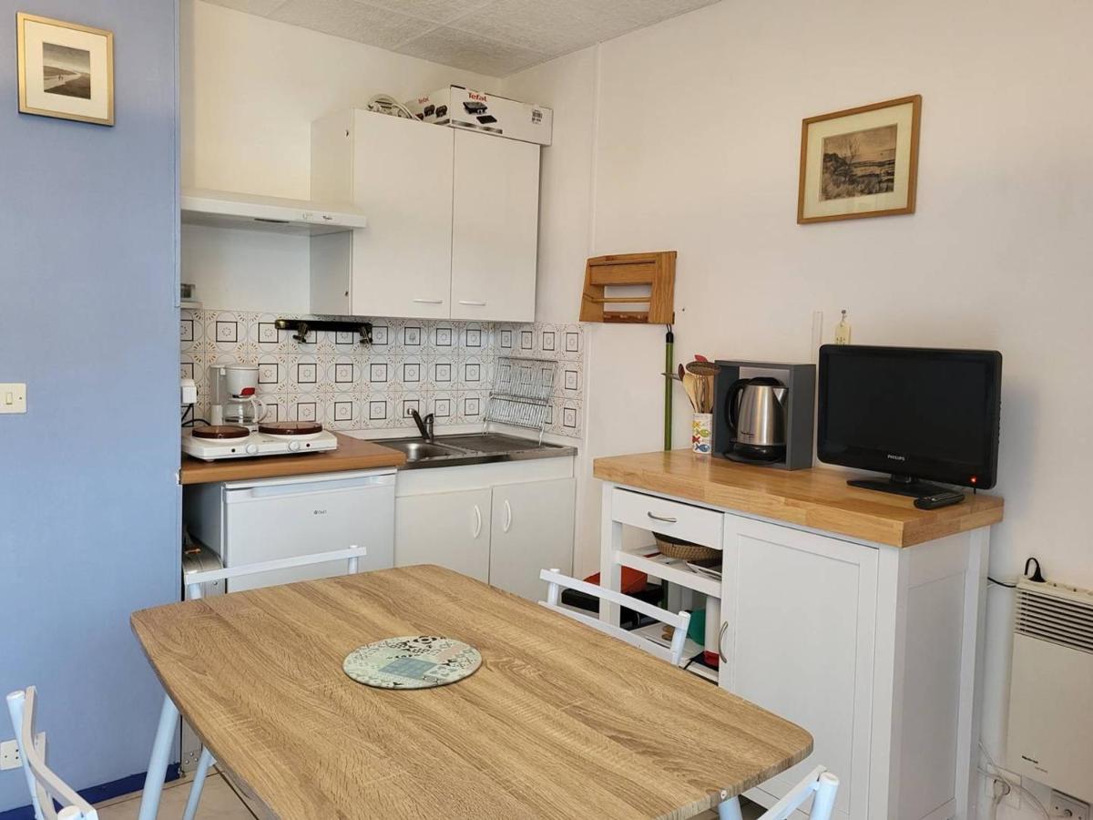 Studio Avec Terrasse, Parking Prive Et Acces Direct A La Plage - Fr-1-465-86 Merville-Franceville-Plage Exterior photo
